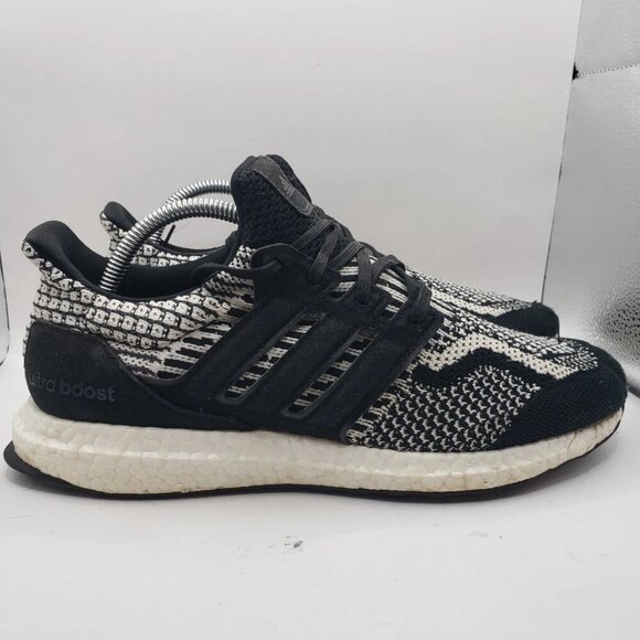 Adidas Ultra BOOST 5.0 DNA Oreo Black White FY9348 Men's Size 8.5 Pre-owned - Picture 1 of 10